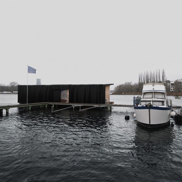 domusxl-2-WelcomeBeyond-ModernHouseboat